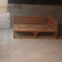 تعدادی تخت و میز و صندلی