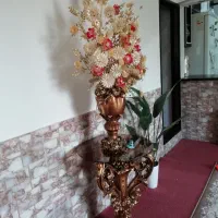 گلدان و گل و میز کنار سالنی