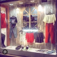 فروشنده خانم در بوتیک زنانه