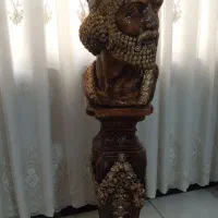 مجسمه کوروش کبیر و تمساح