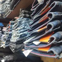 تعدادی شلوار و پیراهن یک جا زیر فی