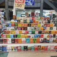 فروشنده کتاب خانم شیفت صبح