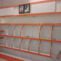 فروش تعداد زیادی چوب و موکت دست دوم و ویترین