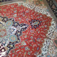 فرش ماشینی ۱۲۰۰شانه تراکم ۳۶۰۰جنس نخ طرح هریس قرمز