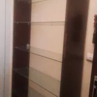 کتابخانه و مبل