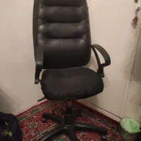 صندلی گردان و میز تحریر
