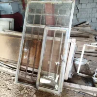 پنجره و چوب چنار سقفی و مقداری تخته