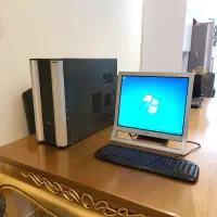 یک دستگاه کامپیوتر همراه با مانیتور و کیبورد