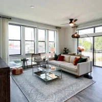 ۹۰متری ، فول بازسازی شده، واحدجلو،نورگیری خوب