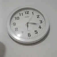 دوتا ساعت دیواری تمیز