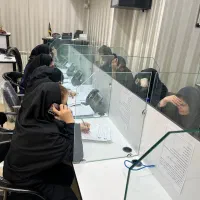 خانم جهت پاسخگویی به تلفن