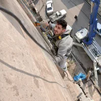 پیچ کردن نما ساحتمان با راپل  درارتفاع