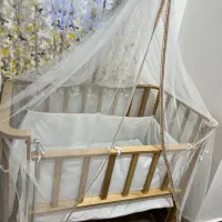 تخت کنار مادر