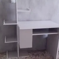میز تحریر و لپ تاپ