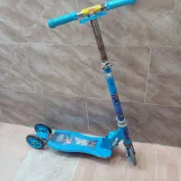 اسکوتر رنگ آبی