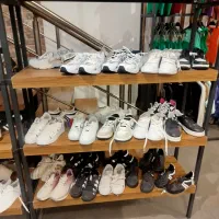 جاکفشی برای چیدمان کفش در مغازه شیشه ای شیشه مشکی