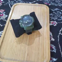 ساعت رنگ سبز برای فروش مارک|ساعت|کنار تخته و کمار, |دیوار