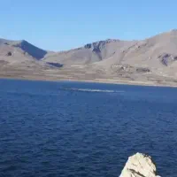 باغ فنس کشی شده و زمین آبی و ساختمان کنارسدجامیشان