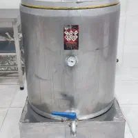شیر سرد کن. پاتیل گرم خانه ماست بندی میز کاراستیل