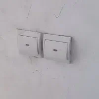 تعدادی کلید و پریز تمیز و سالم بفروش می‌رسد