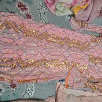 یک عددلباس زنانه به‌ فروش هست