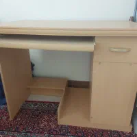 میز تحریر وکامپیوتر