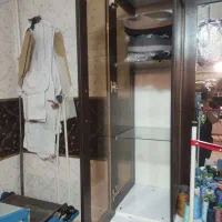 تعدادی قفسه ویترین و آینه|فروشگاه و مغازه|صحنه, |دیوار