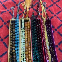 تعدادی تسبیح و ساعت کاملا نو و سالم