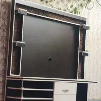 میز تلویزیون و ساعت ایستاده