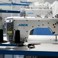 خیاط چرخکار خانم داخل کارگاه