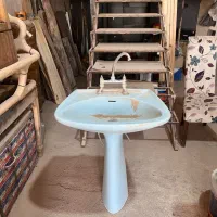 تعدادی روشویی چینی و کابینتی