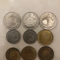 تعدادی سکه شاهی و اسکناس