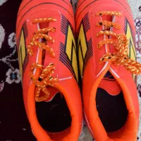 کفش فوتبالی سایز ۳۴با جوراب و ساق بند