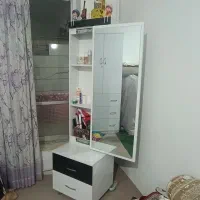 میز ارایش و اینه ایستاده