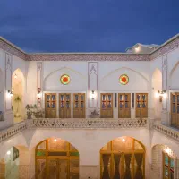 استخدام پذیرش شیفت عصر و نگهبان شب هتل سنتی