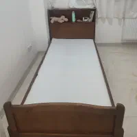 یک تخت یکنفره چوبی و یک تخت یکنفره فرفورژه