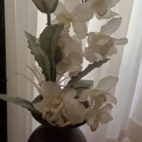 دوشاخه گل به همراه گلدان سفالی