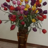 گل لاله و گلدان مصنوعی