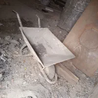 مقداری فنس و یه فرغون جنس بزرگ