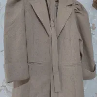 کت   همراه بند کراوات رو لباس