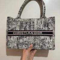 تعدادی کیف خارجی زنانه