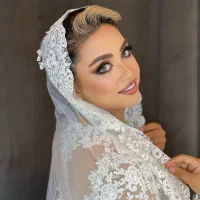 نیازمند مدل  میکاپ و شینیون هستم
