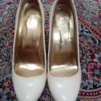 تعدادی کفش نو و استفاده شده