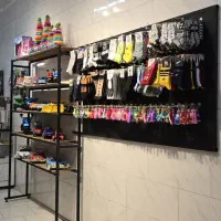 ویترین مغازه یک ونیم متری و یک متری و قفسه چوبی