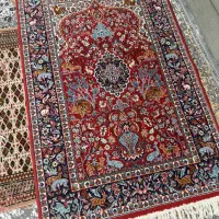 تعدادی فرش دست بافت به فروش میرسد