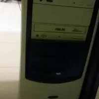 لپ تاپ و دو عدد کیس کامپیوتر با لوازم جانبی