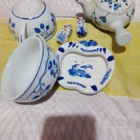 قوری و دوتا فنجون بزرگ و زیر سیگاری تو کفش کوچولچ