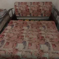 مبل تختخوابشو  سالم بدنه فلز محکم