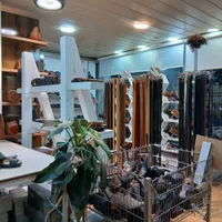 یک نیروی کار ساده خانم و یک چرخکار کیف دوزی