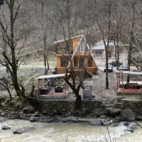 کلبه سوئیسی چوبی لب رودخونه